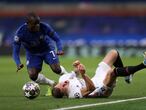 El jugar del Real Madrid, Toni Kroos, cae al suelo durante una jugada con Ngolo Kante del Chelsea.