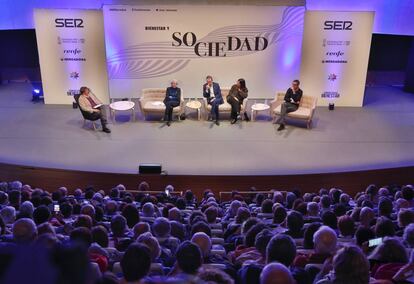De izquierda a derecha, Teodoro León, Soledad Gallego-Díaz, Àngels Barceló, Rodríguez Zapatero y Eduardo Madina, en Valencia.