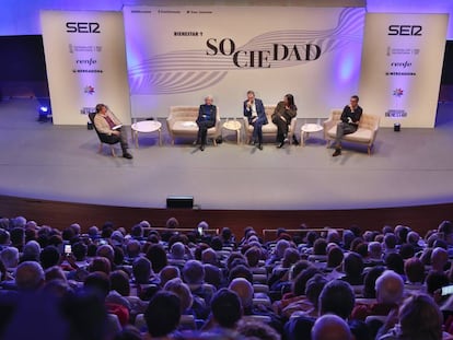 De izquierda a derecha, Teodoro León, Soledad Gallego-Díaz, Àngels Barceló, Rodríguez Zapatero y Eduardo Madina, en Valencia. 