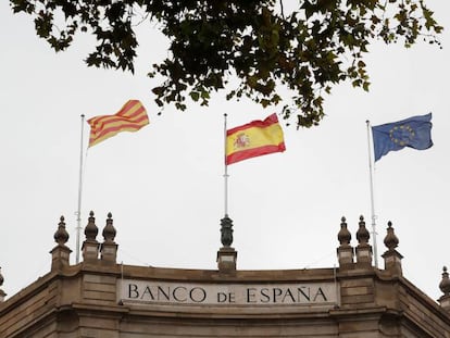 Banderas catalana, española y de la Unión Europea ondean en la sede del Banco de España en Barcelona.