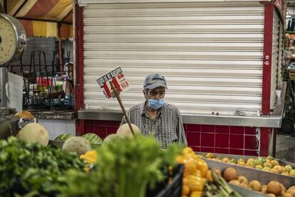 Un hombre compra fruta en el mercado Morelos.