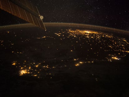 Observación de la Tierra realizada durante un paso nocturno por la tripulación de la Expedición 40 a bordo de la Estación Espacial Internacional.