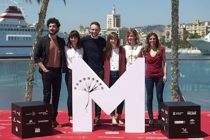 El elenco de 'Las distancias', el pasado día 17 de abril en Málaga.