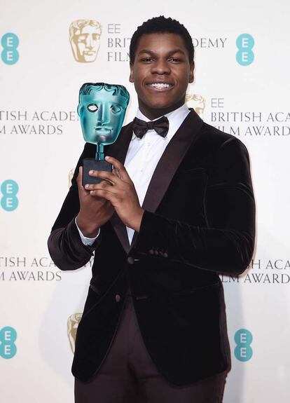 John Boyega se llevó el premio a Mejor Actor Revelación por su papel en Star Wars: El despertar de la fuerza. El actor vistió de Giorgio Armani.