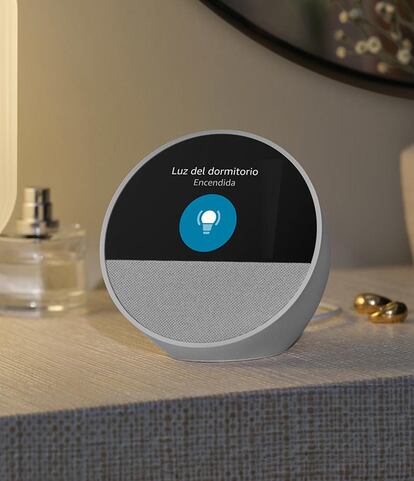 Amazon Echo Spot gestionando un dispositivo inteligente