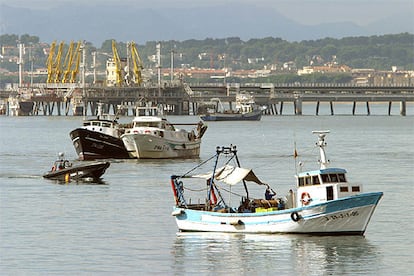 La ministra de Agricultura y Pesca, Elena Espinosa, ha pedido a los pescadores que cesen sus acciones "radicales" y ha asegurado que su departamento est dispuesto al "dilogo" para encontrar soluciones. En la foto, unas barcas impiden el paso en el puerto de Tarragona por tercer da consecutivo. 19 barcos esperan para descargar, mientras que otros cinco quieren salir de los muelles.