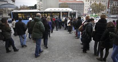 Filas interminables de usuarios en la Avenida Ciudad de Barcelona.