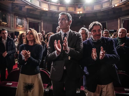 Ana Belén, Pedro Sánchez y Luis García Montero, durante el acto de homenaje a Almudena Grandes en el Ateneo de Madrid en noviembre de 2022.