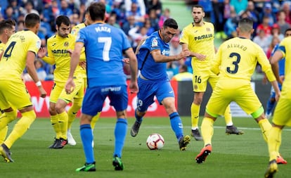 Jorge Molina (c), del Getafe, rodeado de rivales del Villarreal.