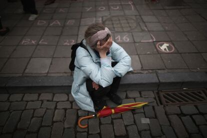 Una mujer llora emocionada tras el minuto de silencio celebrado en el centro de Bruselas (Bélgica), el 23 de marzo de 2016.