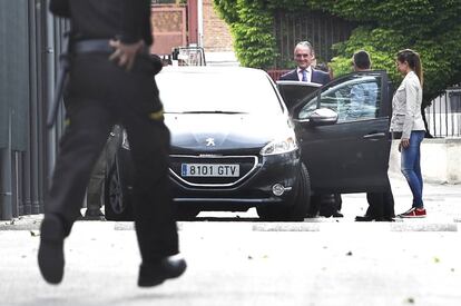 Mario Conde abandona el colegio donde ha asistido a la comunión de su nieto en Madrid