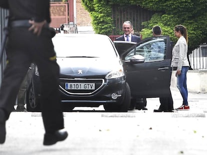 Mario Conde abandona el colegio donde ha asistido a la comunión de su nieto en Madrid