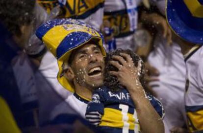 Carlos Tévez celebra con su hijo en brazos.