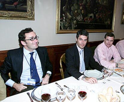 Adolfo Suárez Illana (en el centro) y Alejandro Agag (izquierda), ayer en una comida con el Grupo de Becerril.