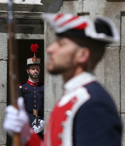 Algunos de los miembros de la Guardia Real en el Palacio Real de Madrid.