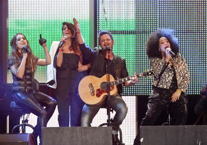 Alejandro Sanz interpretando "Mi marciana" con Leire (de La Oreja de Van Gogh), Bebe y Chila Lynn.