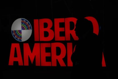 Imagen del logo de la XXVI Cumbre Iberoamericana de Jefes de Estado y de Gobierno, durante la clausura en Antigua (Guatemala).