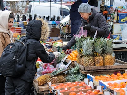 Vendedora de frutas en un mercado de agricultores de Kiev.