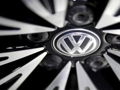 Logo de Volkswagen en una rueda ubicada en el Salón del Automóvil de Pekín en China, en Asia.