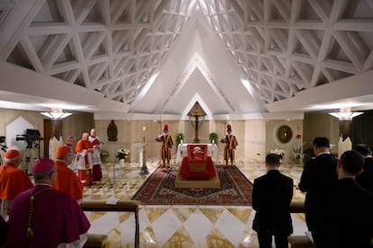El féretro del papa Francisco, en la capilla de Santa Marta, en el Vaticano, el lunes.