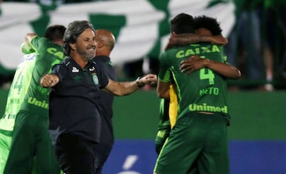 O técnico da Chapecoense, Caio Júnior, celebra junto com sua equipe a chegada à final da Copa Sulamericana, em 23 de novembro de 2016.