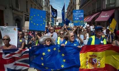 Ciudadanos británicos residentes en España protestan este domingo en Málaga por la incertidumbre del Brexit.