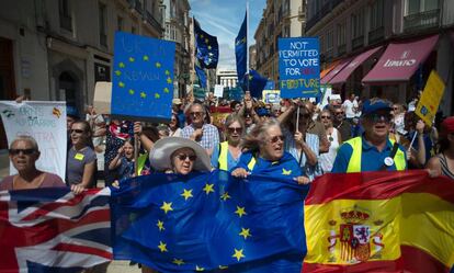 Ciudadanos británicos residentes en España protestan este domingo en Málaga por la incertidumbre del Brexit.