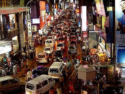 Una calle comercial de la ciudad india de Bangalore.