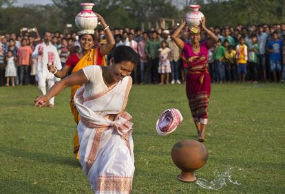 Una mujer después de que una olla de barro llena de agua se caiga de su cabeza durante el Suwori Tribal festival en Boko, India.