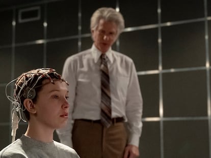 Millie Bobby Brown y Matthew Modine, en una imagen de la cuarta temporada de 'Stranger Things'.