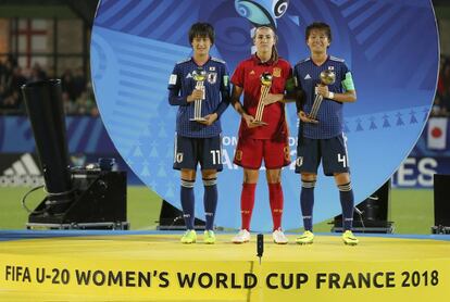 Guijarro, junto a Nagano y Minami, con el Balón de oro del torneo. 