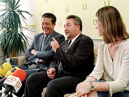 Bernat Soria, en el centro, junto a Federico Mayor Zaragoza, en julio de 2001.