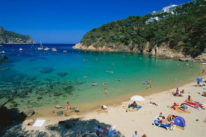 Begur 

Este pueblo situado en el corazón del Empordá, plagado de calas paradisiacas (dignas de posado de Ana Obregón) y ajeno a la sobreexplotación turística, cuenta entre sus caras habituales a Isak Andic, fundador de Mango, y al cocinero Joan Roca, entre otros.