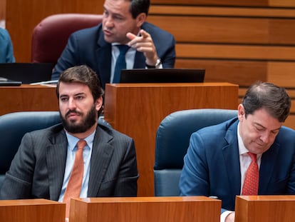 El vicepresidente de las Cortes de Castilla y León, Juan García-Gallardo, junto al presidente de la Junta, Alfonso Fernández Mañueco, durante un pleno de las Cortes en octubre pasado