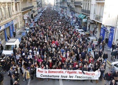 Marcha republicana por las calles de Marsella en memoria de las 12 víctimas de la masacre del 7.