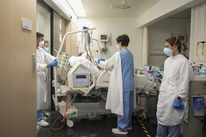 Un paciente de covid trasladado en el Hospital del Mar de Barcelona.