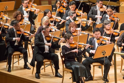 La concertino Nurit Bar-Josef junto a los violines primeros y segundos de la National Symphony, el 17 de febrero de 2024, en Zaragoza.