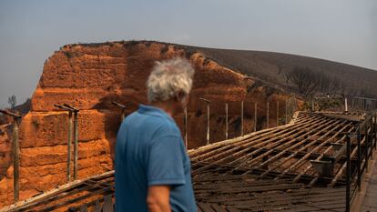 El mirador de Orellán, totalmente calcinado por las llamas del incendio de Las Médulas, este lunes.