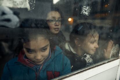 Ouafa, Yasmín y Yasmina observan el entrenamiento de sus hermanos a través de la ventana del contenedor que hace las veces de almacén, guardería o aula de juegos en el solar de Lavapiés.