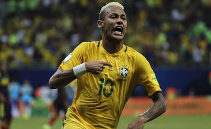 Neymar festeja el gol de la victoria contra Colombia.