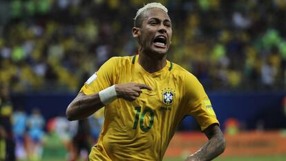 Neymar festeja el gol de la victoria contra Colombia.