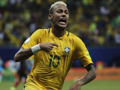 Neymar festeja el gol de la victoria contra Colombia.