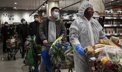 Residentes de Wuhan, en un supermercado.