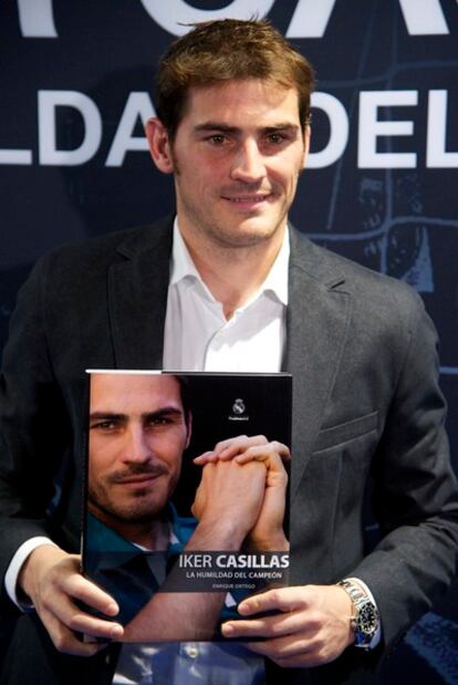 Casillas posa con el libro sobre su carrera.