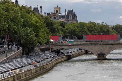 Gradas para la ceremonia de apertura a lo largo del río Sena el 15 de julio de 2024 en París, Francia. 