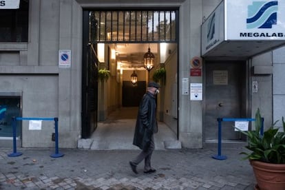 Un hombre pasa este miércoles por delante de la puerta del laboratorio Eurofins Megalab junto al Retiro, en Madrid.