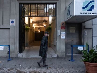 Un hombre pasa este miércoles por delante de la puerta del laboratorio Eurofins Megalab junto al Retiro, en Madrid.