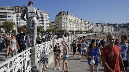 Turistas en la Playa La Concha en San Sebastian