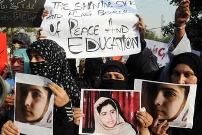 Activistas paquistaníes portan fotos de Malala en 2012, cuando la joven había sido víctima de un ataque talibán.