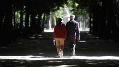 Dos jubilados pasean por el parque del Retiro en Madrid